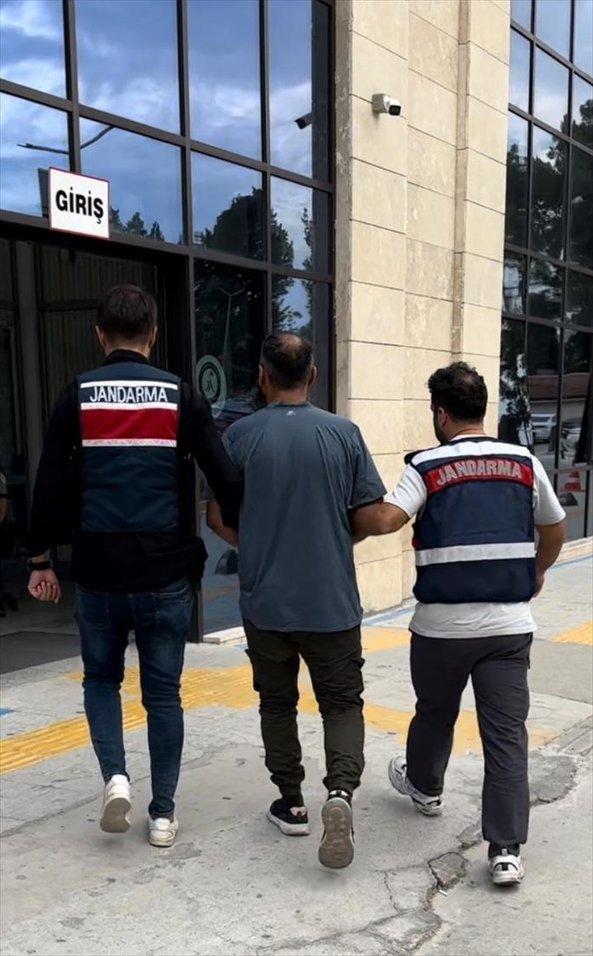 İzmir\'de DEAŞ Operasyonu: 27 Şüpheli Gözaltında