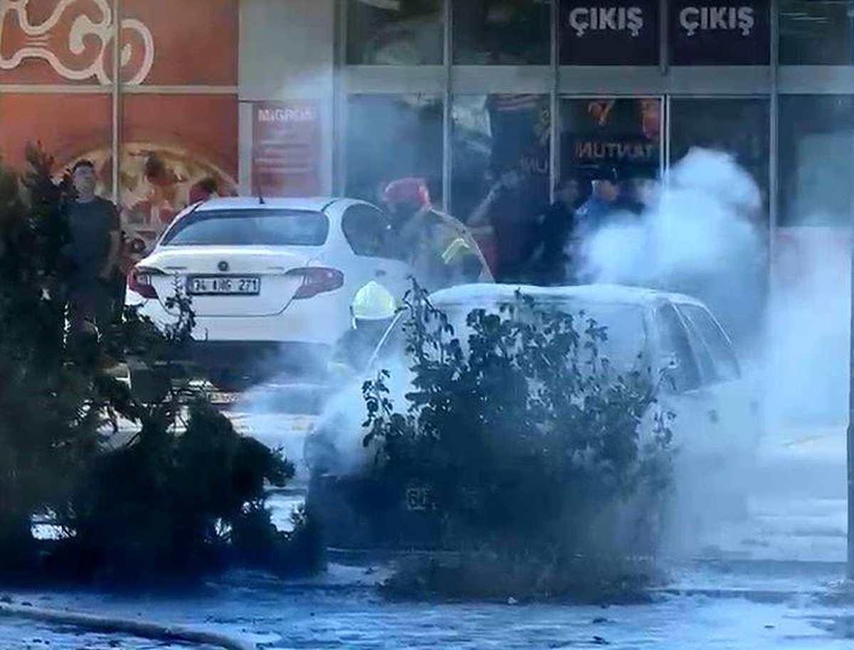Tokat\'ta park halindeki otomobil alev topuna döndü