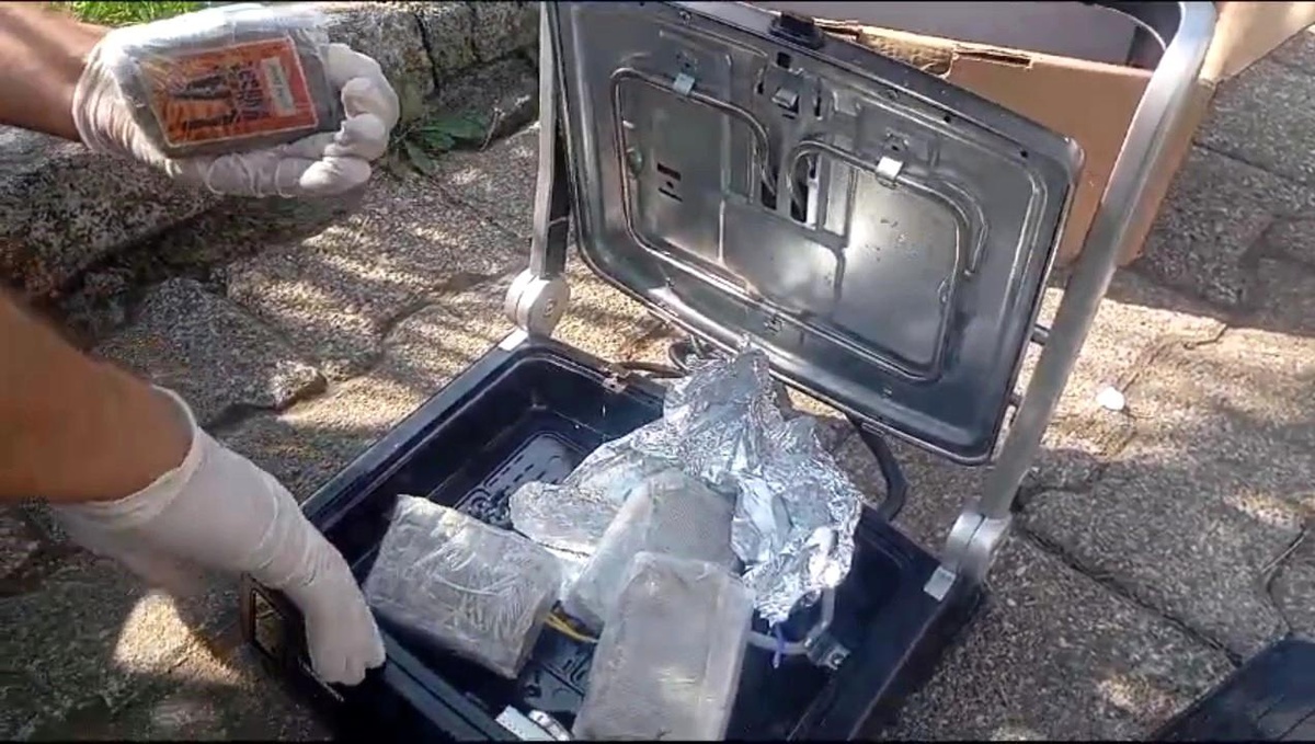 Samsun\'da Tost Makinesinde 2 Kilo Esrar Ele Geçirildi