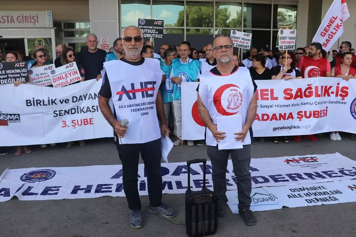 Adana\'da Sağlıkçılar Şiddeti Protesto Etti