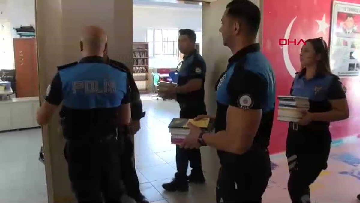 Adana Polisi\'nden Öğrencilere Kitap Bağışı