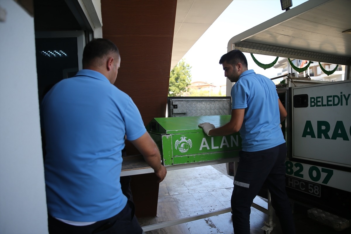 Alanya\'da Tekne Kazası: Bir Kadın Hayatını Kaybetti