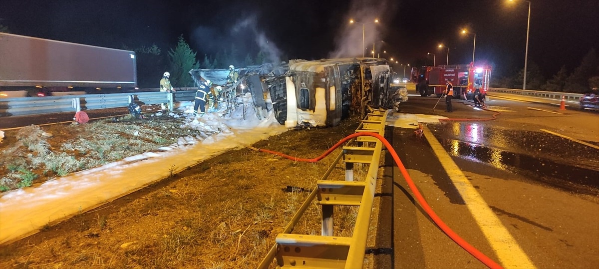 Düzce\'de refüje çarpan tırda çıkan yangın söndürüldü
