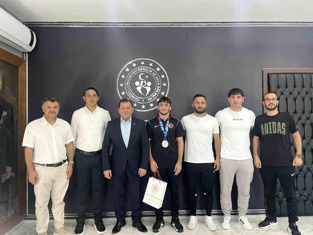 Servet Angi Gümüş Madalya ile Döndü