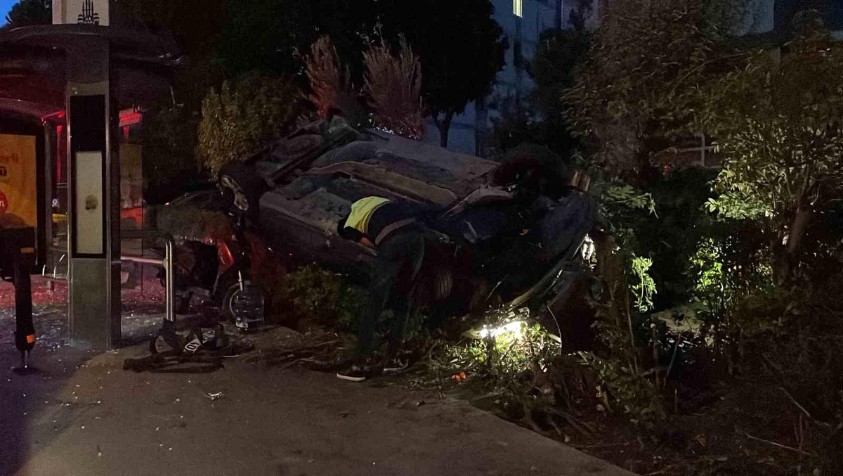 Bakırköy\'de Kaza: Otomobil Motosikletliye Çarptı