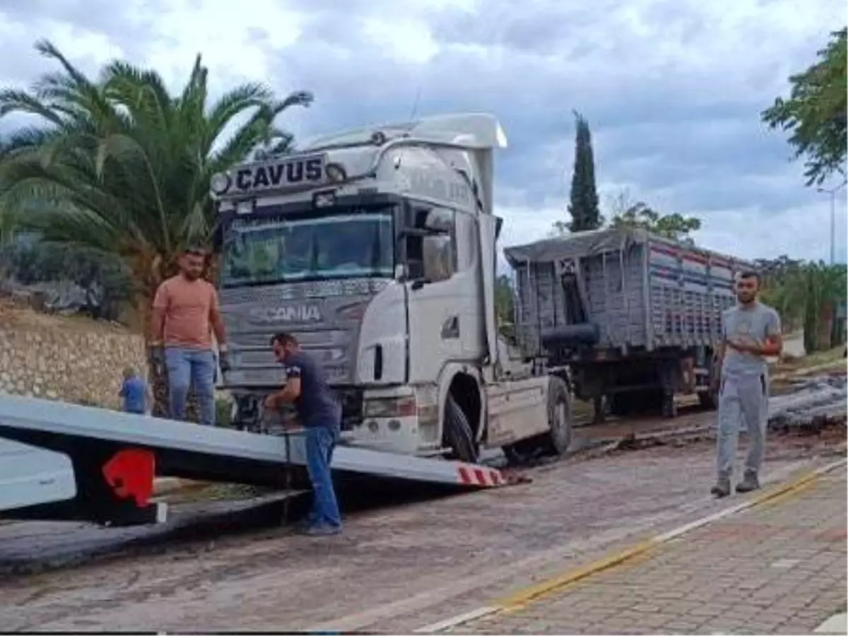 Erdek\'te Tır Kazası: Muhtemel Facia Önlenildi