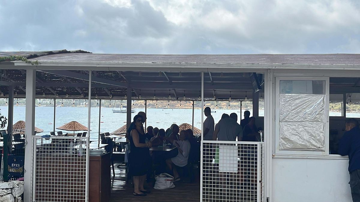 Bodrum\'da Yağmurda Denize Giren Turistler