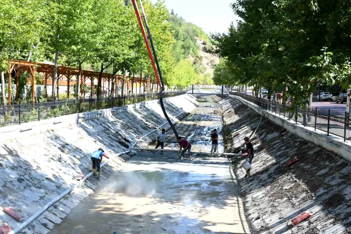 Isparta Belediyesi, Andık Deresi\'nde beton döküm çalışması başlattı