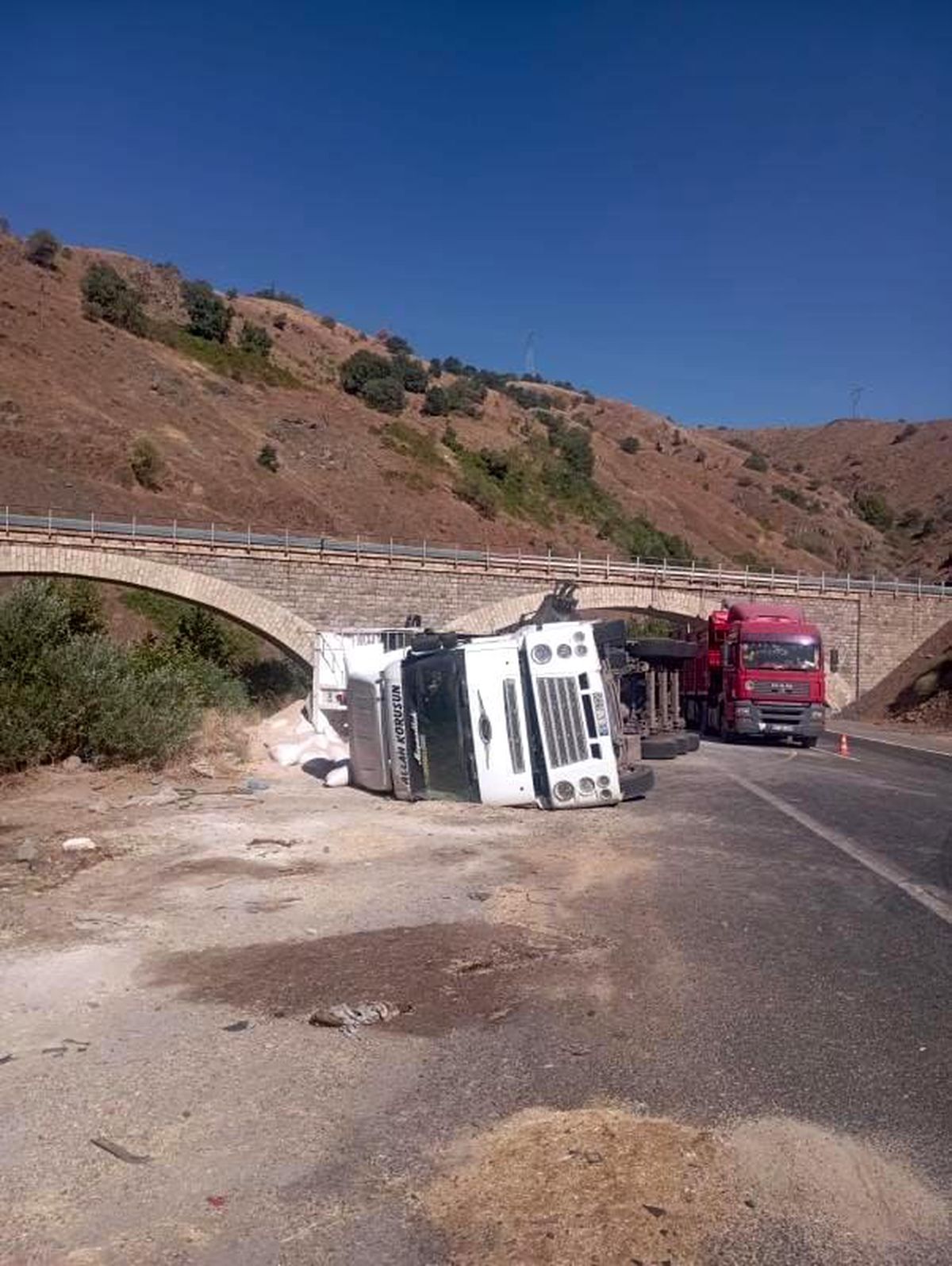 Elazığ\'da Tır Devrildi: Bir Yaralı