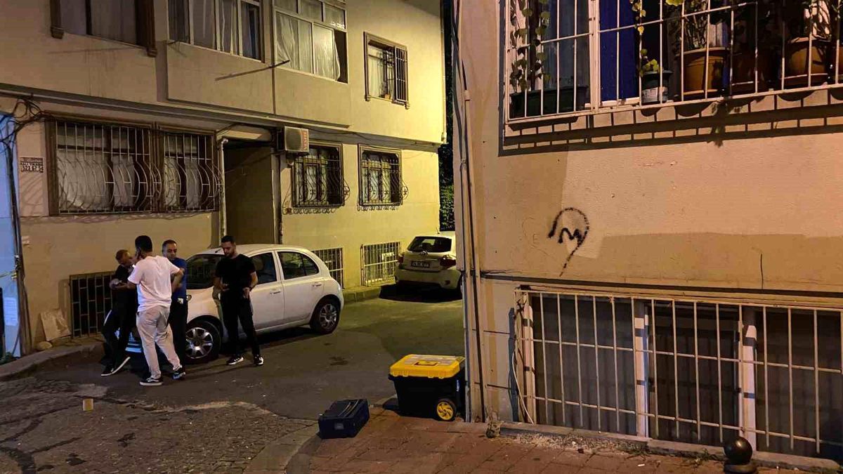 Fatih\'te Polisle Şüpheli Arasında Silahlı Çatışma