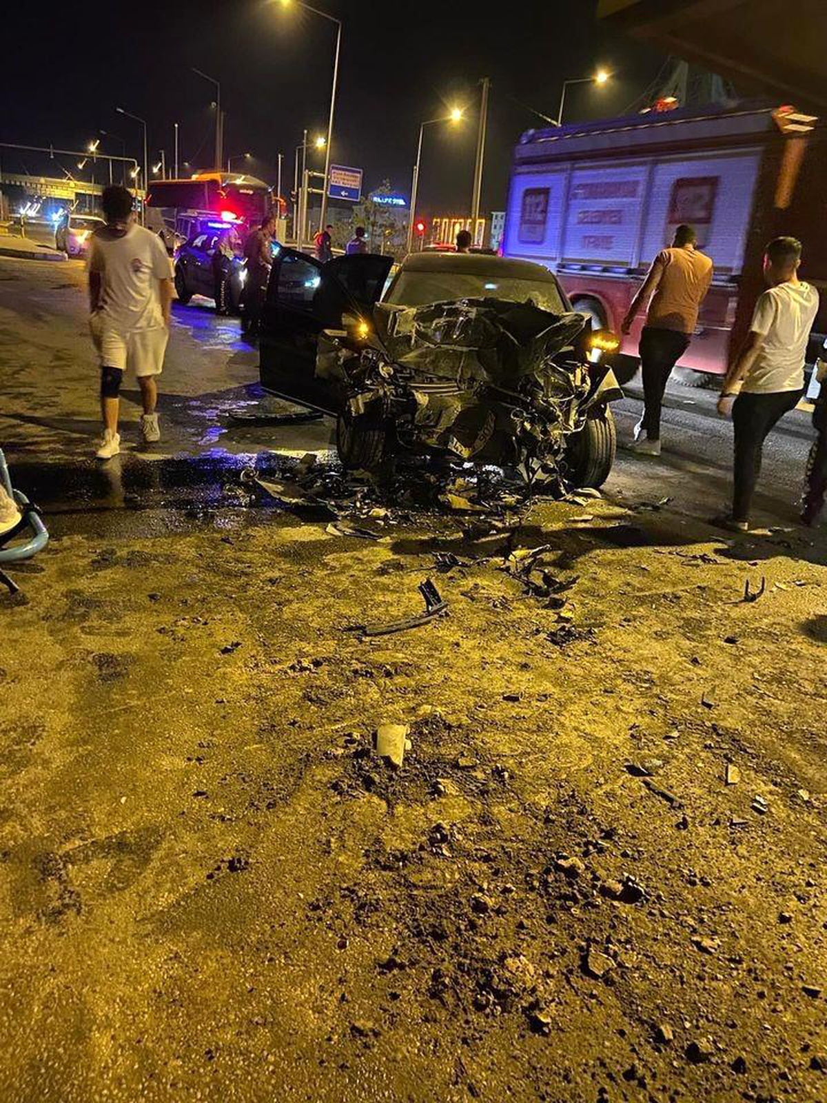 Afyonkarahisar\'da Halk Otobüsü ile İki Otomobilin Karıştığı Kazada 1 Kişi Öldü, 7 Kişi Yaralandı