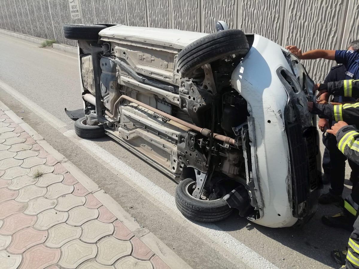İskenderun\'da Otomobil Devrildi: Sürücü Yaralandı