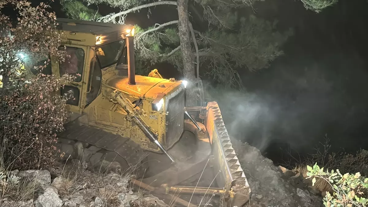 Antakya\'da ormanlık alanda çıkan yangına müdahale başlatıldı