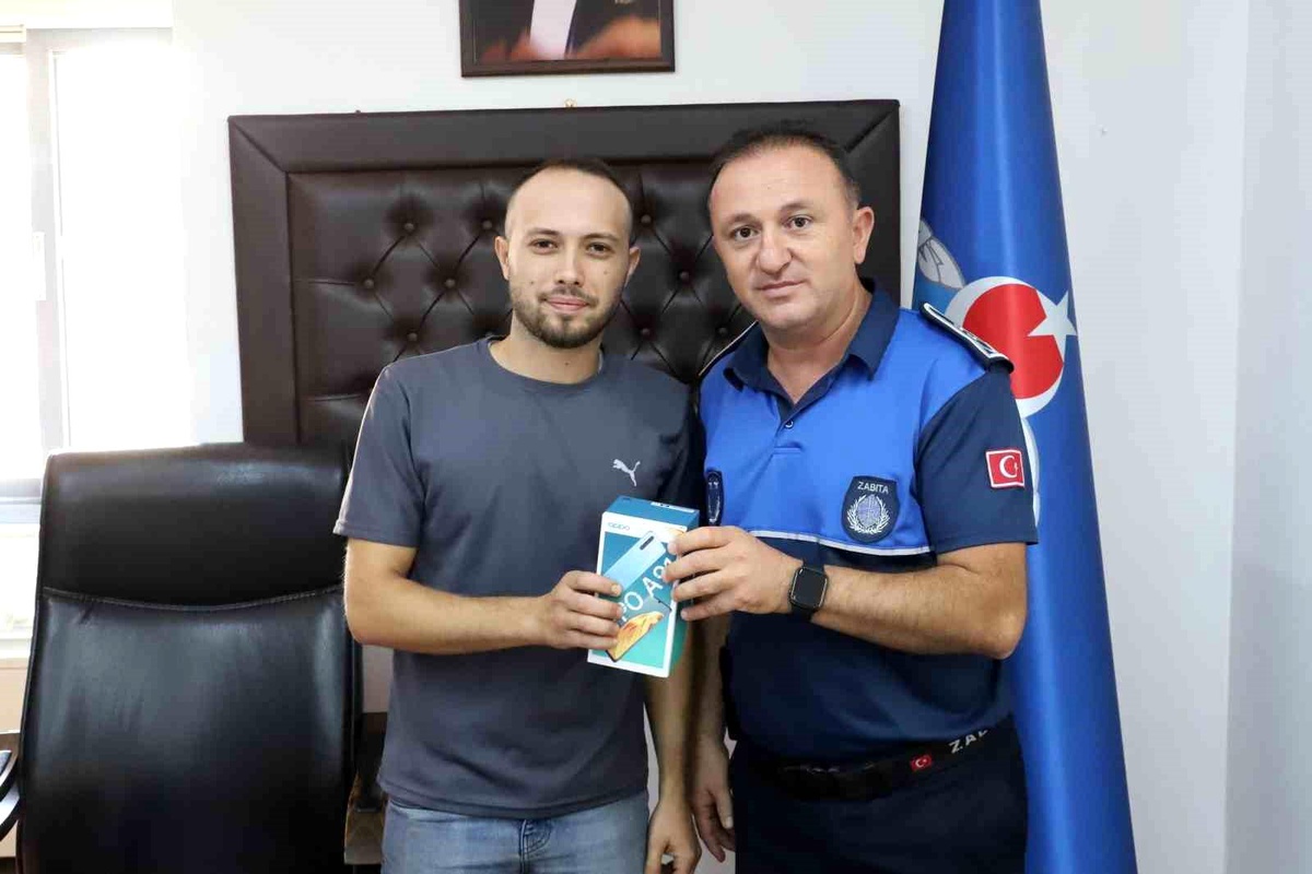 Nazilli Belediyesi Kaybolan Telefonu Sahibine Teslim Etti