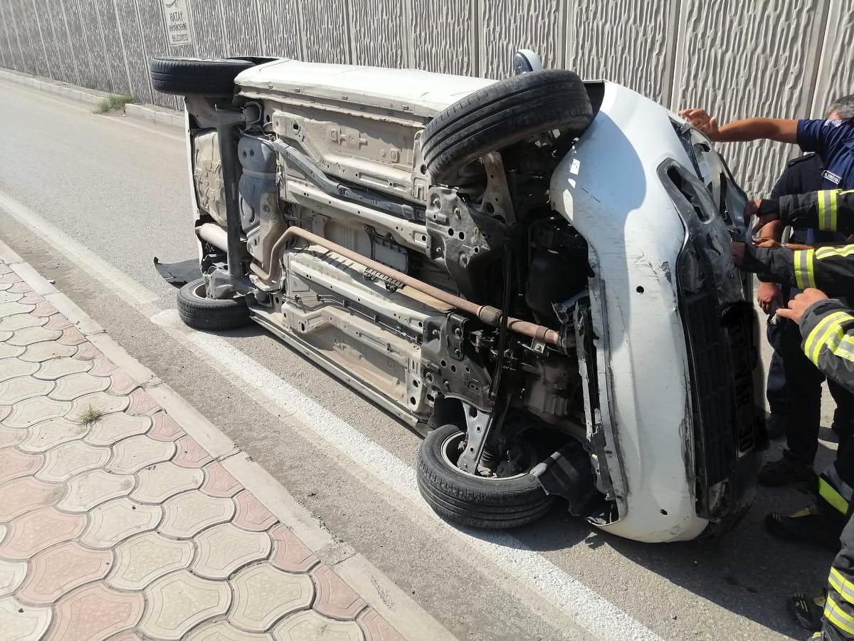 İskenderun\'da Otomobil Devrildi: Sürücü Yaralandı