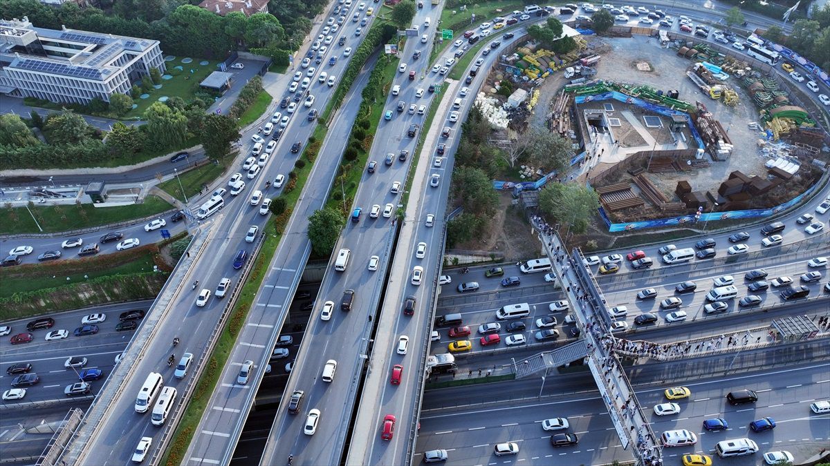 İstanbul\'da Trafik Yoğunluğu Artıyor