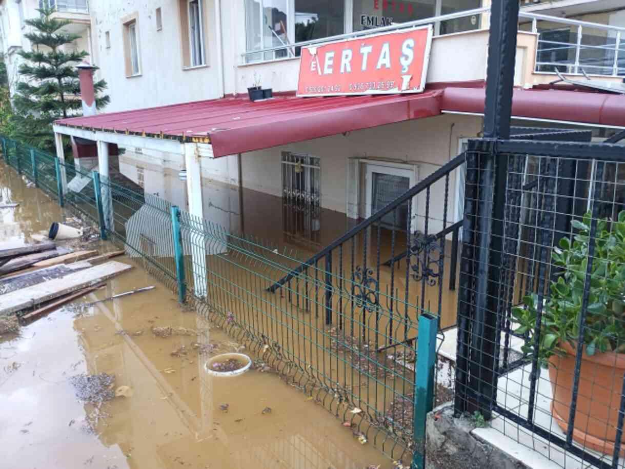 İzmir felaketi yaşıyor! Yollar ve istinat duvarları çöktü onlarca araç denize sürüklendi