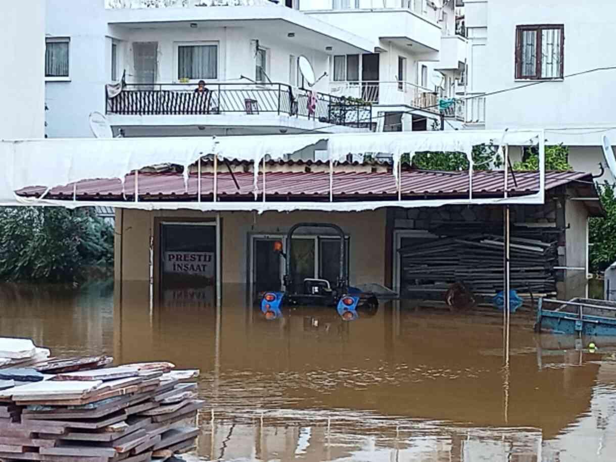 İzmir felaketi yaşıyor! Yollar ve istinat duvarları çöktü onlarca araç denize sürüklendi