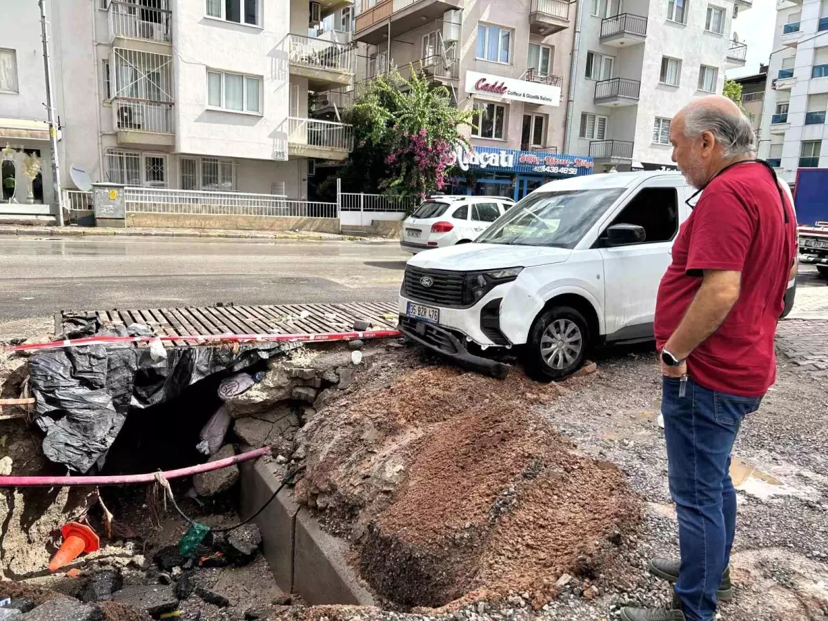 İzmir\'de Sağanak Yağış Sokakları Göle Çevirip Araç Göçürdü