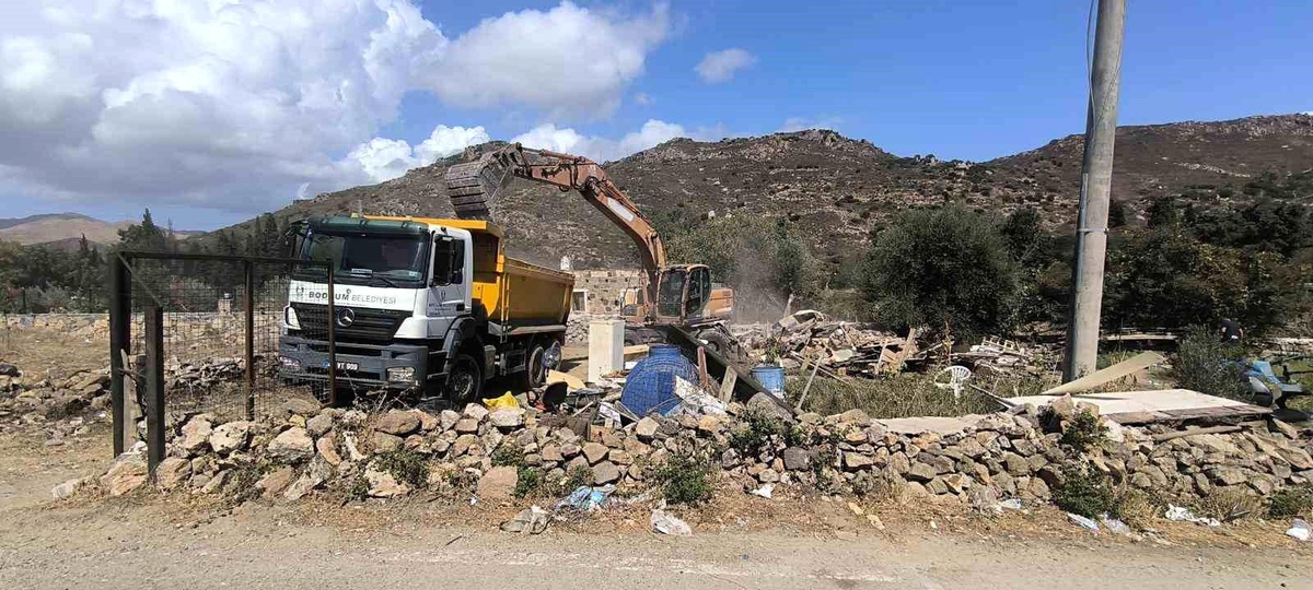Muğla\'da Kaçak Yapı ve Minibüs Yıkıldı