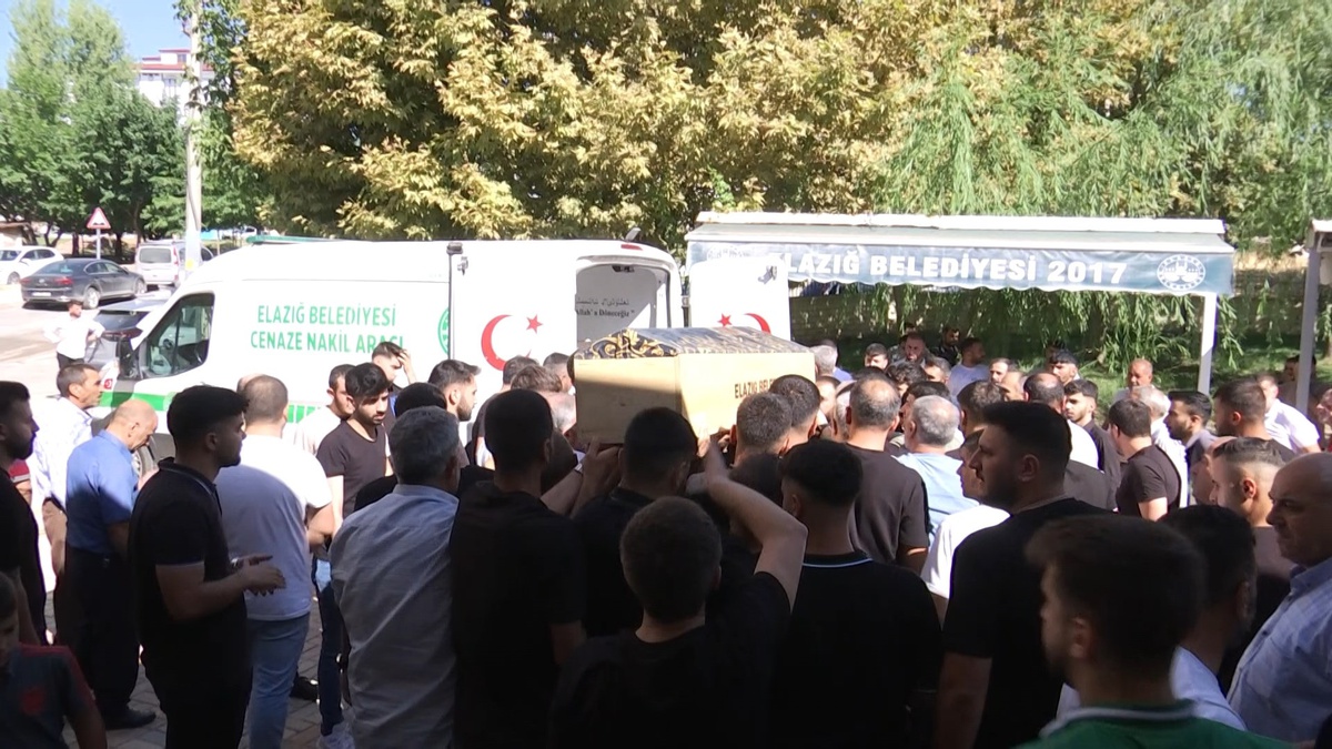 Elazığ\'da Motosiklet Kazası: İki Genç Hayatını Kaybetti