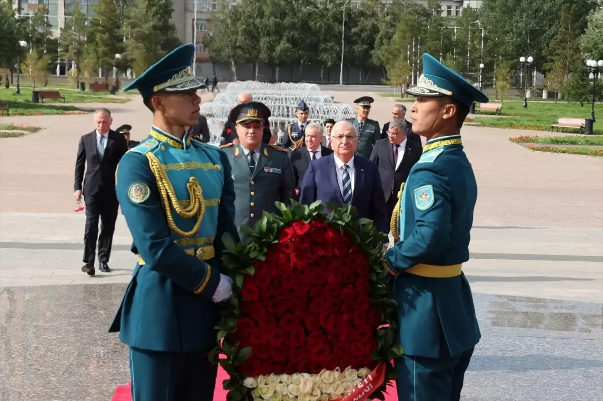 Bakan Güler, Kazakistan Savunma Bakanı ile Görüştü