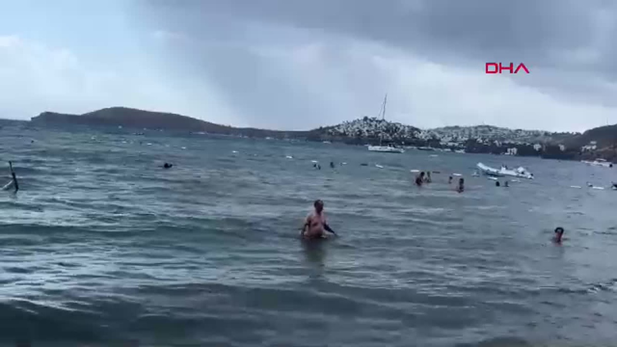 Bodrum\'da Yağmura Rağmen Denize Girildi
