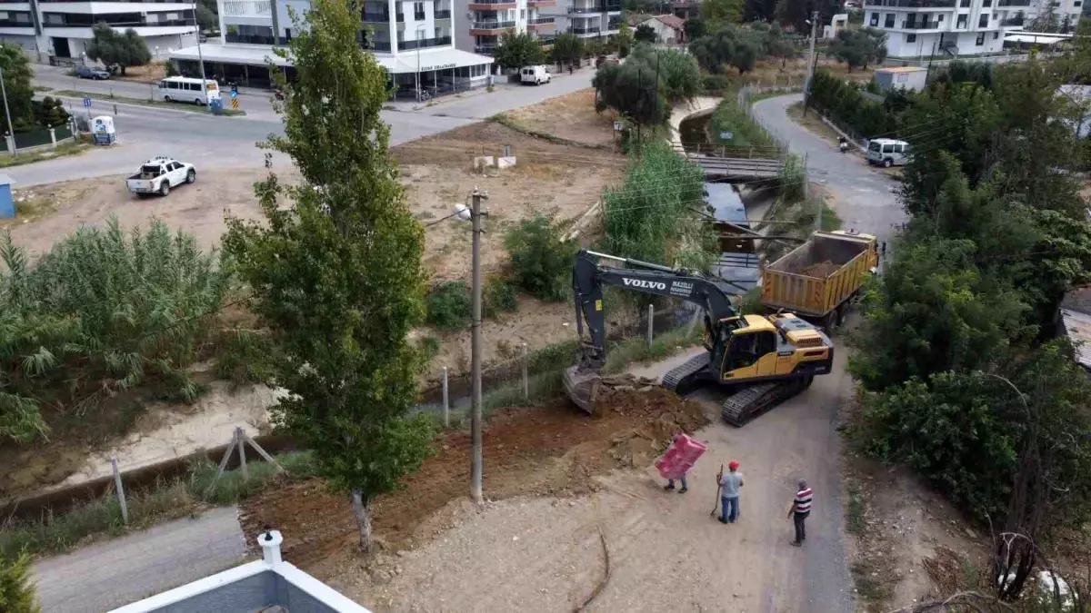 Nazilli\'de ağır tonajlı araçların yoğun kullanımı sonrası yol yenileme çalışması başladı