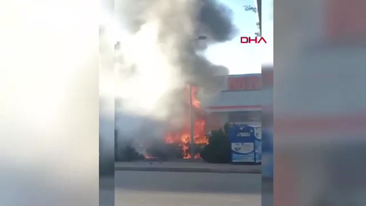 Tokat\'ta Park Halindeki Otomobil Yandı