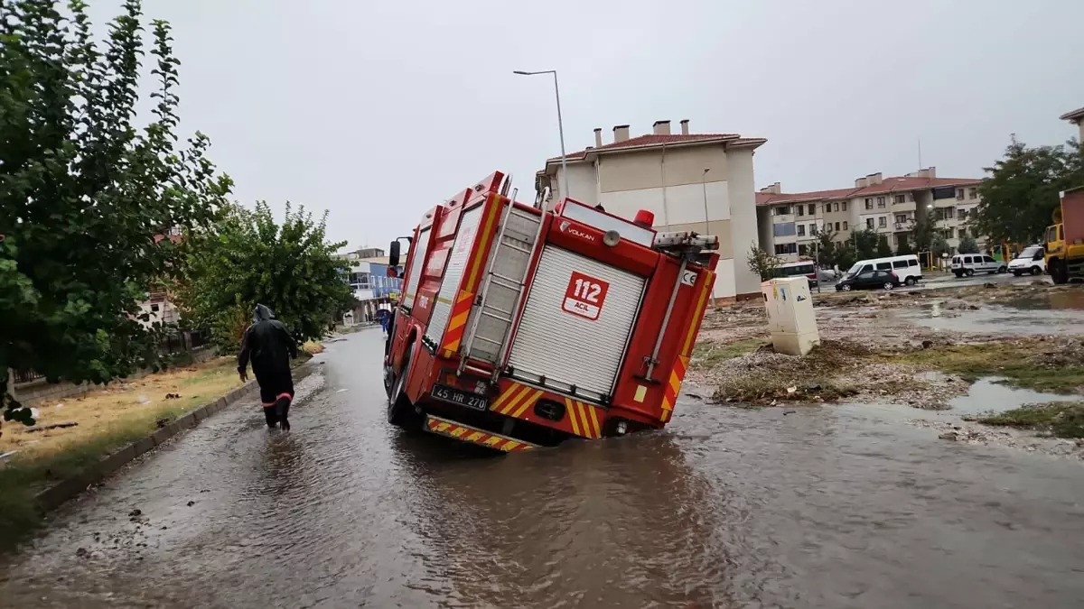 Turgutlu\'da Sağanak, Cadde ve Sokaklar Göle Döndü