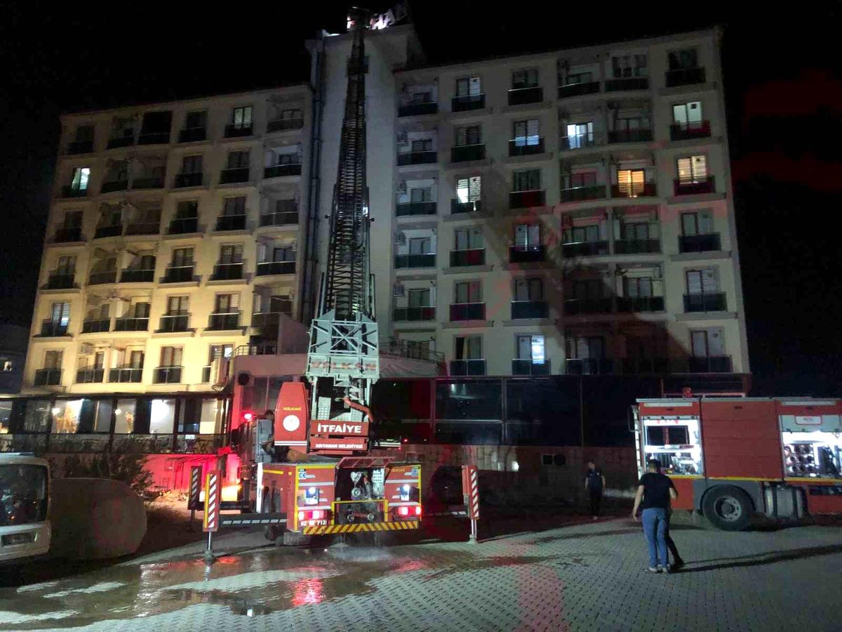 Adıyaman\'da 7 Katlı Binada Çıkan Baca Yangını
