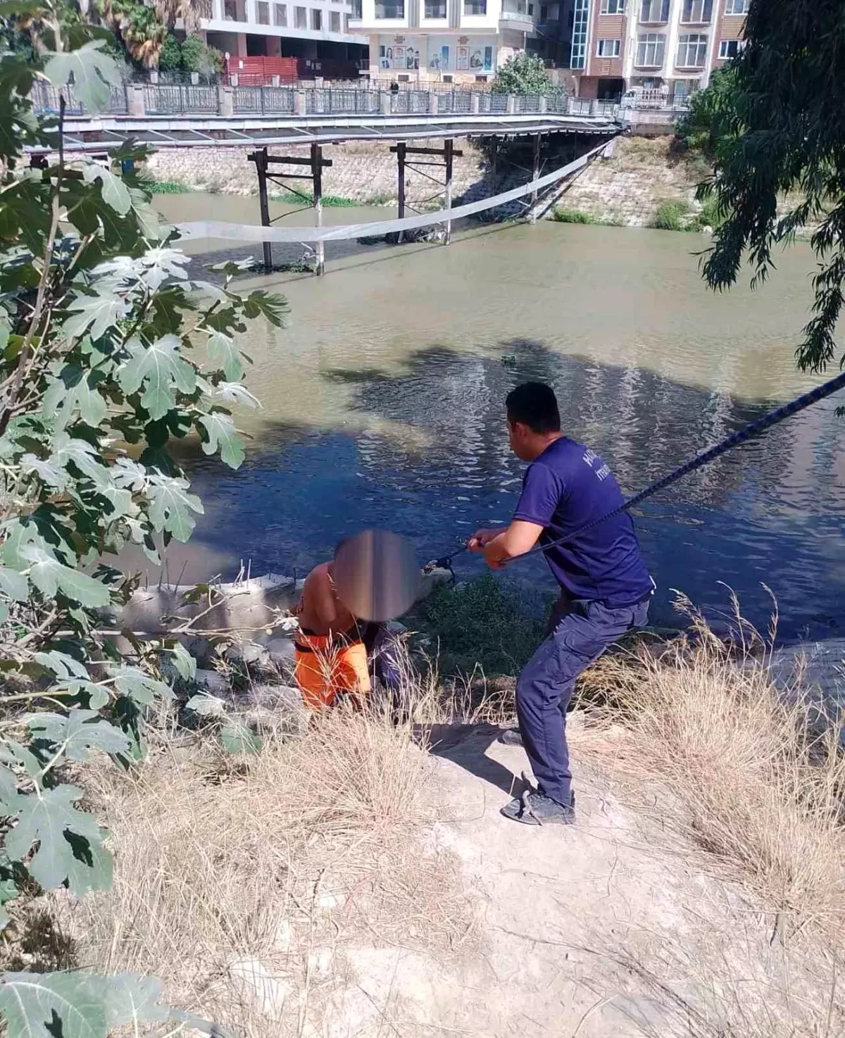 Hatay\'da Asi Nehri Kenarında Mahsur Kalan Vatandaş Kurtarıldı