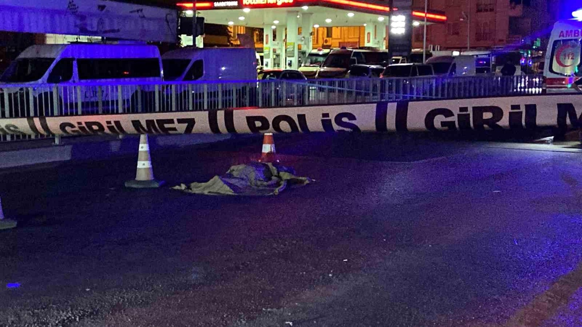 Avcılar\'da Feci Kaza: Korkuluklardan Atlayan Yaya Hayatını Kaybetti