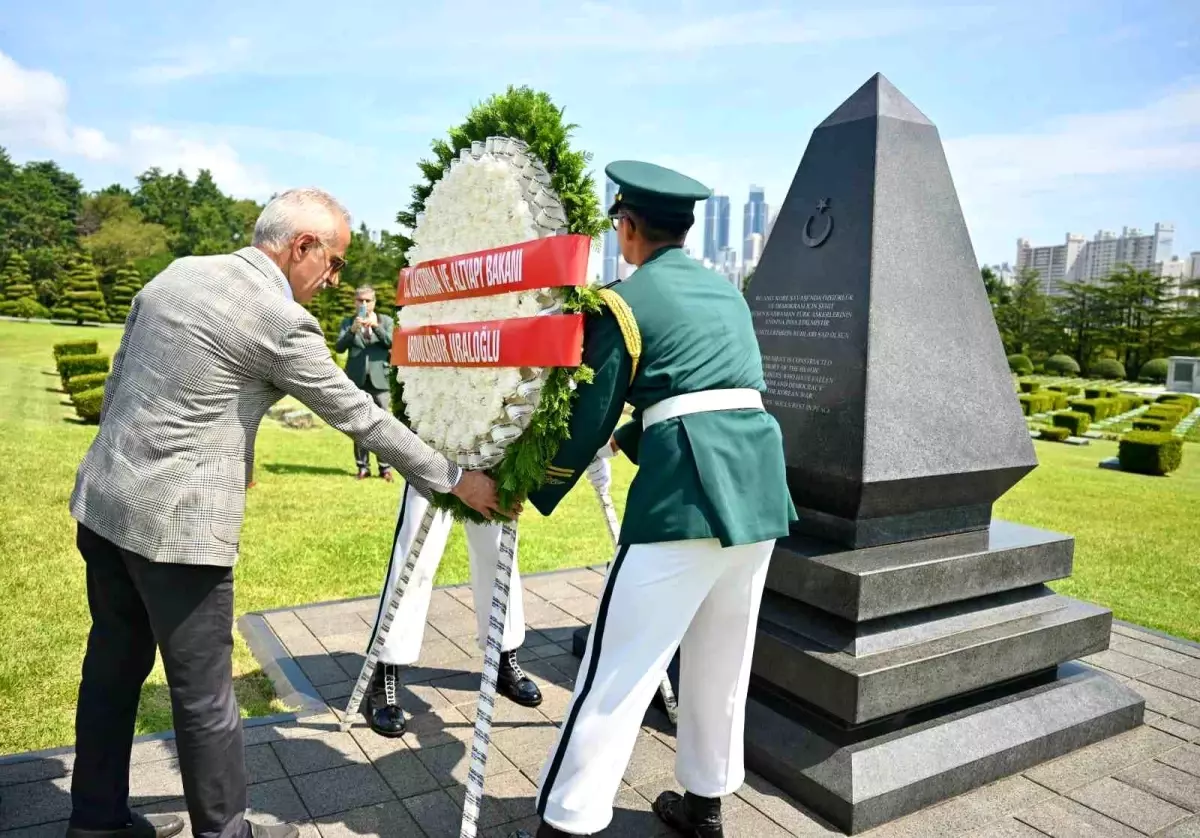 Bakan Uraloğlu, Kore\'deki Şehitleri Ziyaret Etti