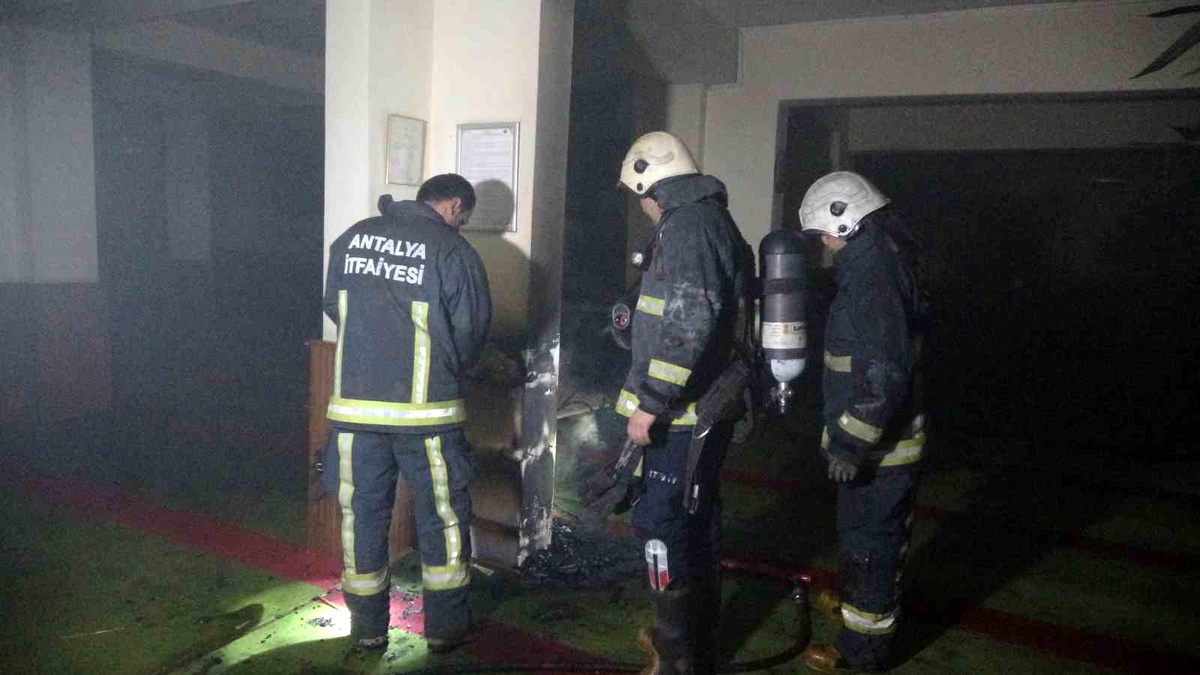 Antalya\'da Bir Camiden Yoğun Duman Çıktı, İtfaiye Yangını Söndürdü
