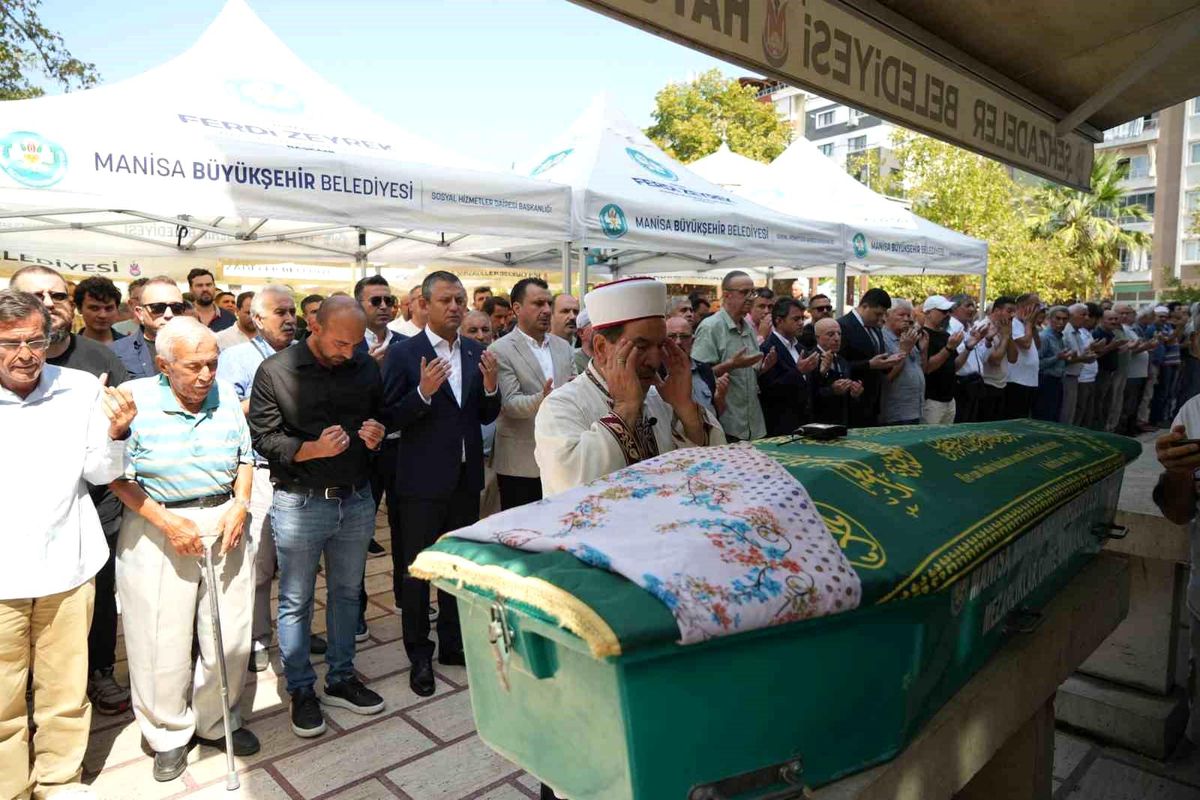 CHP Genel Başkanı Özgür Özel, Gönül Yenigün\'ün cenaze törenine katıldı