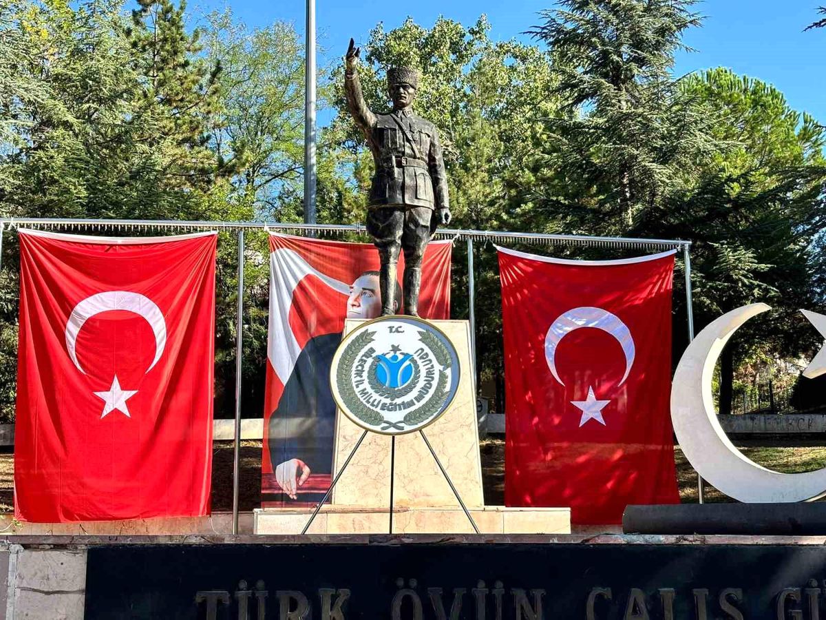 Çelenk Atatürk Anıtı\'nda Unutuldu