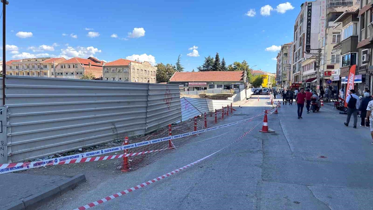 Eskişehir\'de Yolda Göçük: Paniğe Neden Oldu
