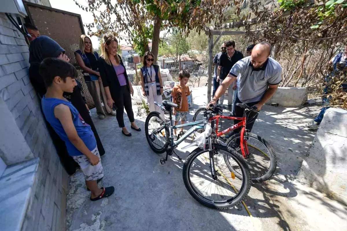 İzmir Büyükşehir Belediyesi, Yangından Etkilenen Kardeşlere Sürpriz Yaptı