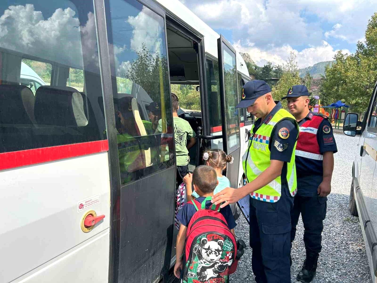 Antalya\'da Okul Servis Araçlarına Denetim