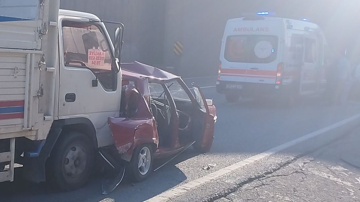 Gebze\'de Trafik Kazası: Eşinin Hayati Tehlikesi Var