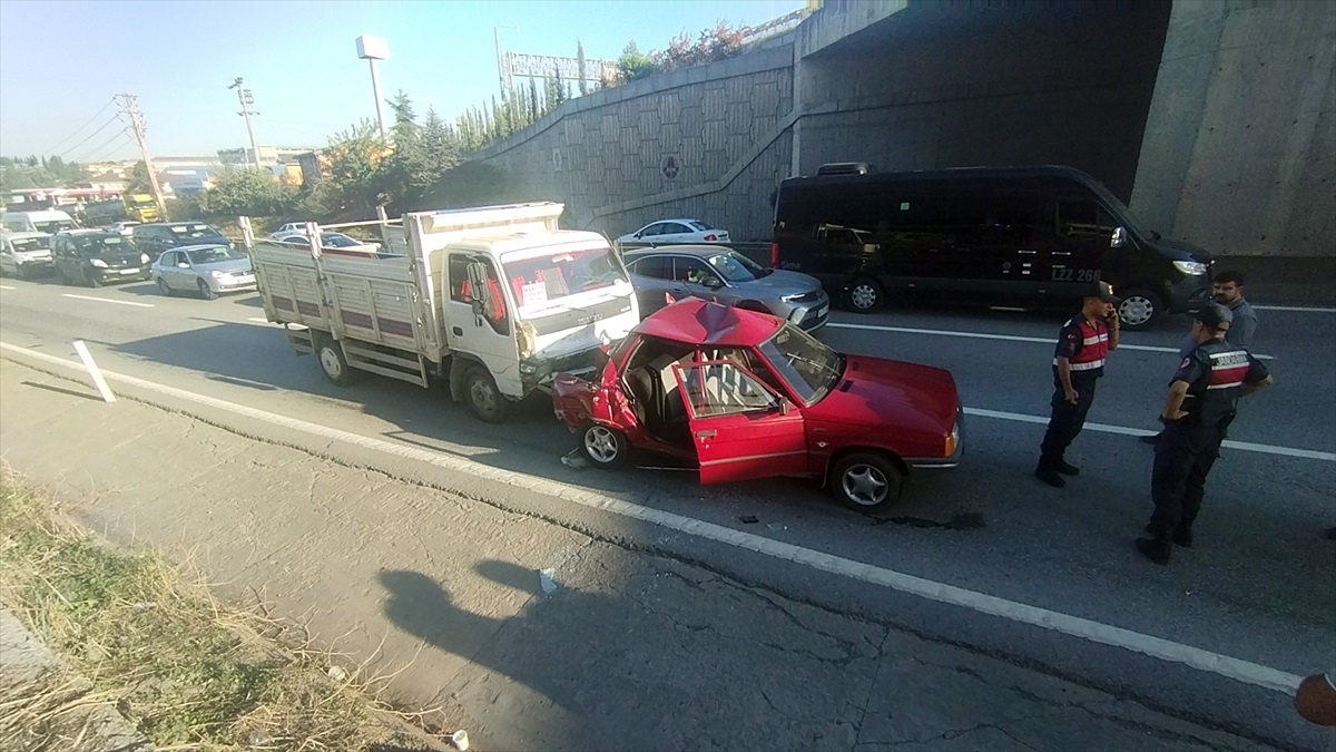 Gebze\'de Otomobil Kamyonetle Çarpıştı