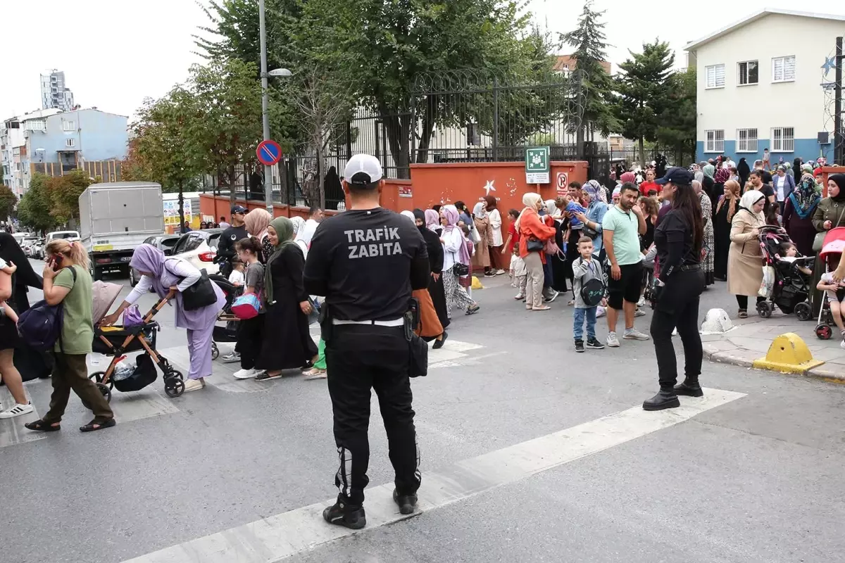 Küçükçekmece Belediyesi Okul Önlerinde Denetimleri Sıklaştırdı