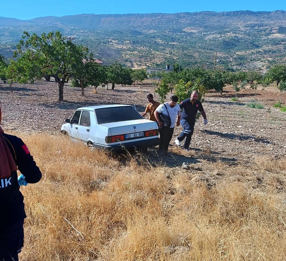 Adıyaman\'da Tekerlek Çıktı, Araç Tarlaya Girdi