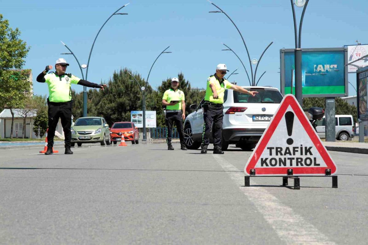 Ordu\'da Trafik Denetimlerinde 14 Bin Sürücü Kontrol Edildi