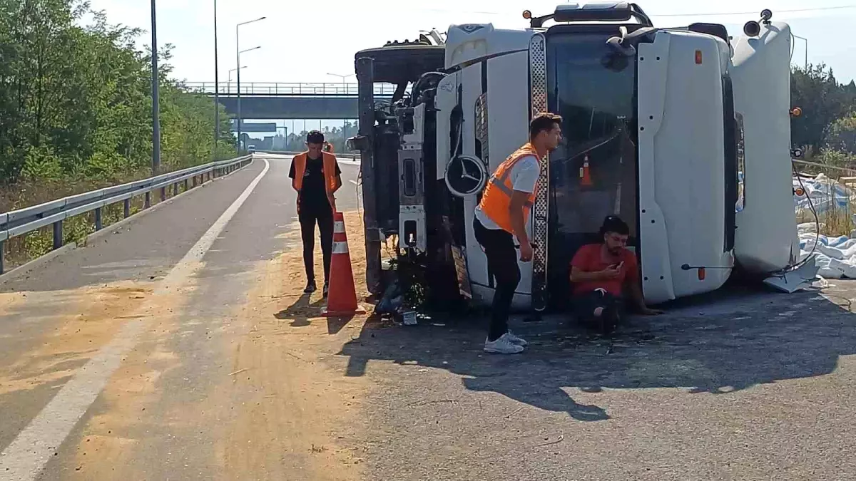 Düzce\'de Tır Devrildi: Sürücü Yaralandı