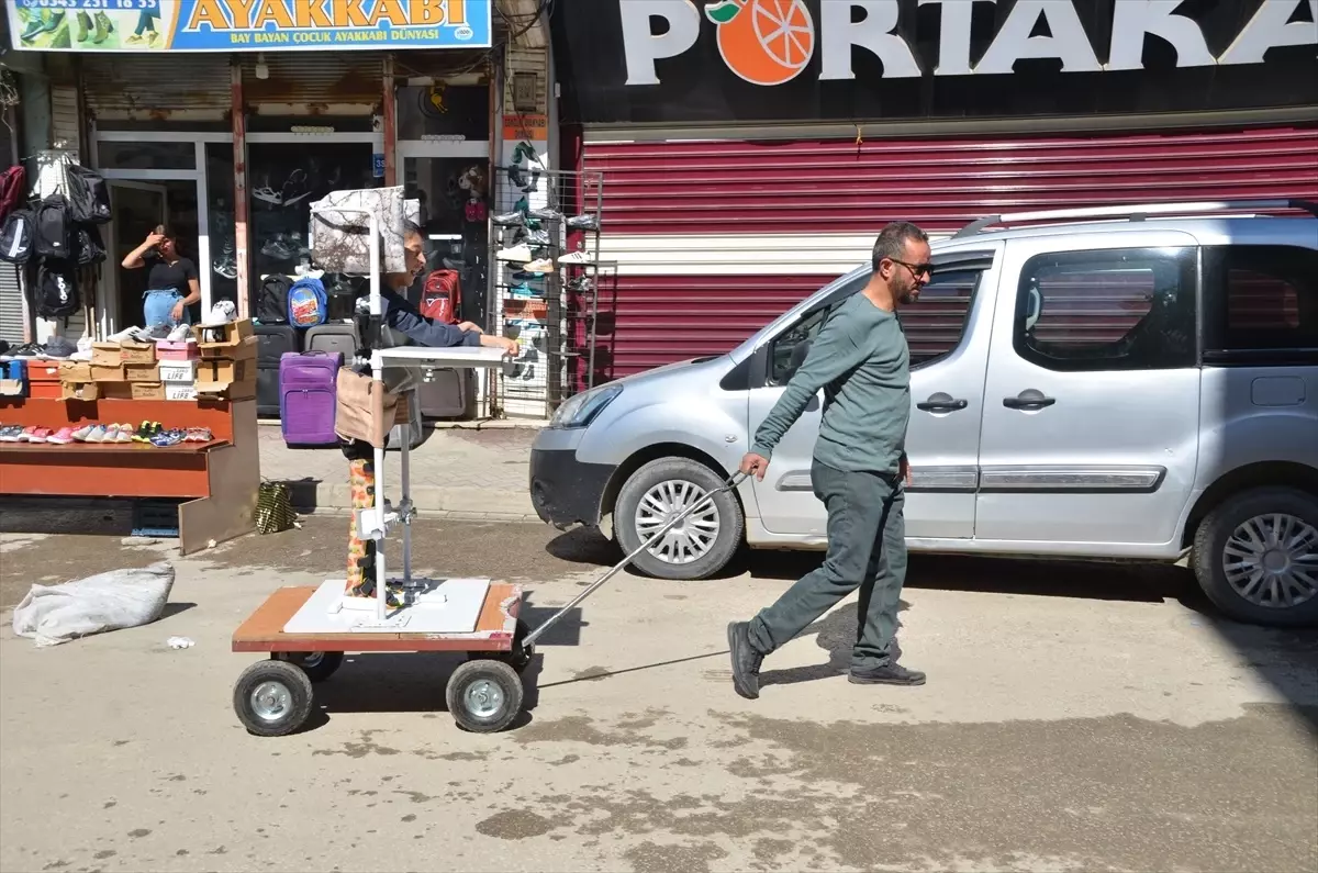 Baba, Oğlunu Mutlu Etmek İçin Sehpa Yaptı