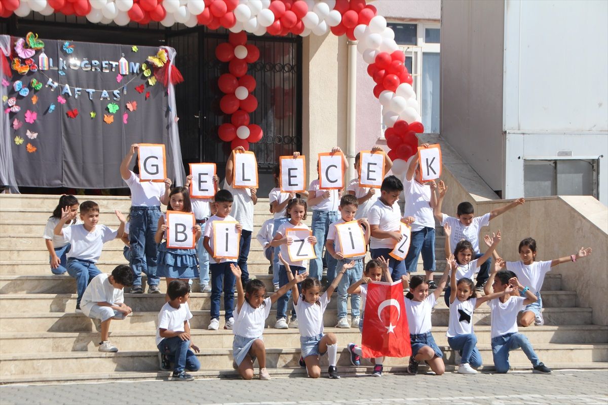 Serik\'te İlköğretim Haftası Töreni