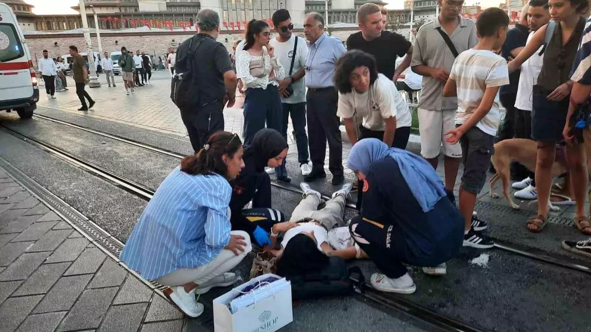 Taksim\'de Epilepsi Nöbeti Geçiren Genç Kızın İhalesi