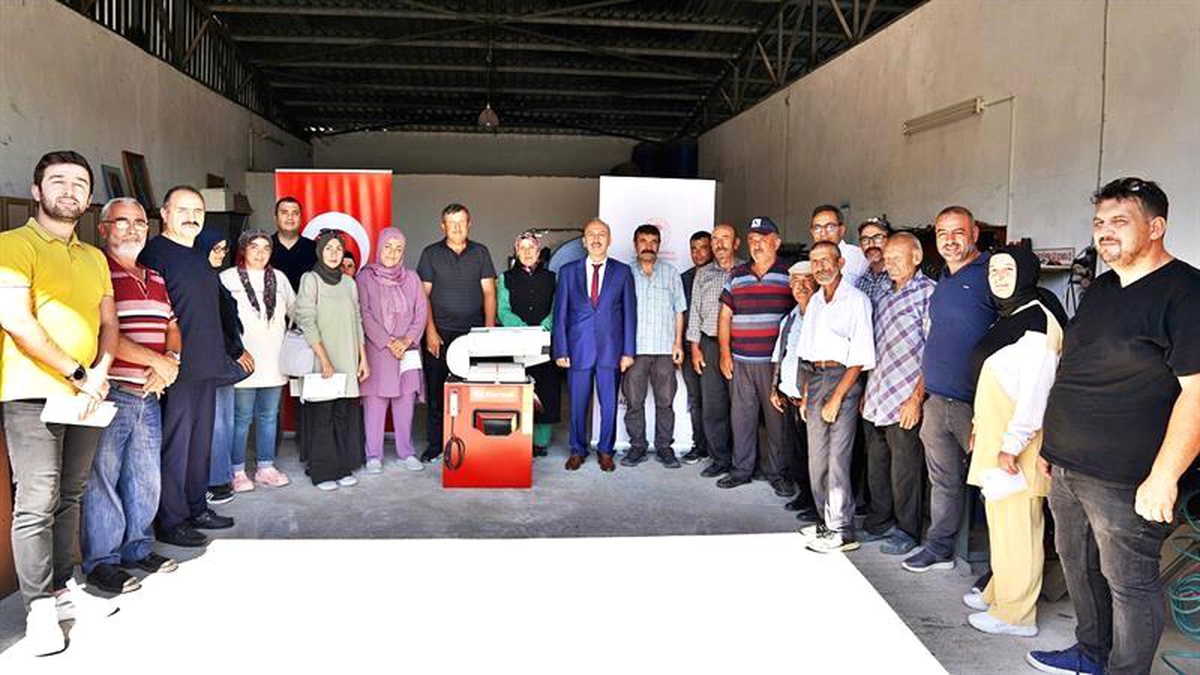 Çankırı\'da Üreticilere Hibeli Salça Makinesi ve Tohum Dağıtıldı